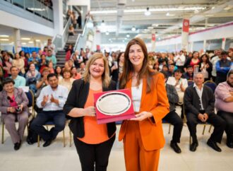Bettina Romero destacó a trabajadores de la Municipalidad con 25 años de servicios