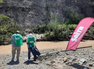El municipio junto a organizaciones llevó adelante una jornada de limpieza en el río Arenales