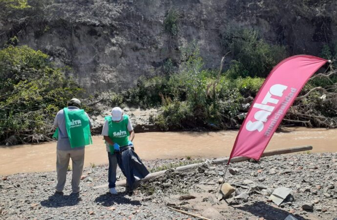 El municipio junto a organizaciones llevó adelante una jornada de limpieza en el río Arenales
