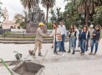 Bettina Romero recorrió los avances de las obras de remodelación de la plaza 9 de Julio