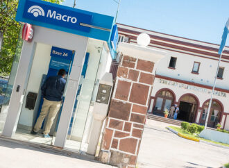 Terminal de recarga de tarjetas Saeta y un cajero automático de Banco Macro en el Concejo Deliberante