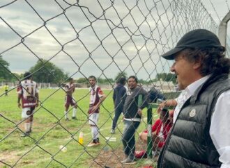 En Tartagal, el Gobernador Sáenz asistió a un partido del campeonato de los barrios