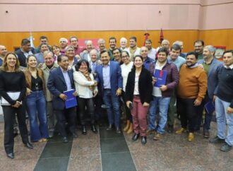 Impulsando la conectividad, Sáenz entregó equipamiento informático a 15 municipios salteños