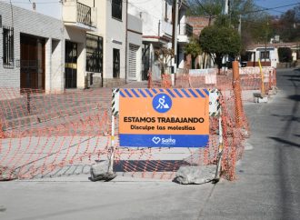 La Municipalidad ejecuta arreglos de calzada en calle Coronel Suárez al 600