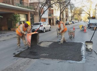 Se realizaron obras de bacheo en frío sobre calle Deán Funes