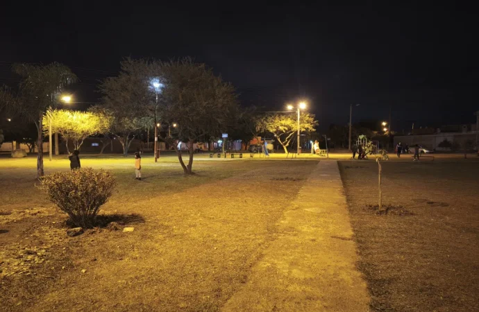 Instalaron nuevas luminarias en el barrio Parques Nacionales