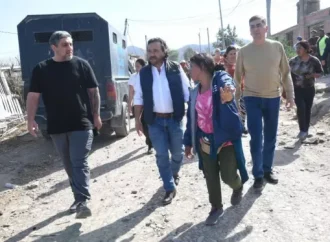 En barrio Ampliación 20 de Junio, el Gobernador coordinó la asistencia a las familias damnificadas por el fuego