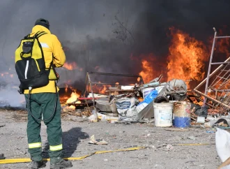 Equipos municipales trabajan arduamente para sofocar los incendios provocados por el viento