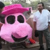 Gustavo Sáenz acompañó a los jóvenes de San Carlos que preparan las carrozas para el desfile de Primavera