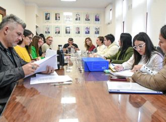 Visto bueno a iniciativas que proponen cambios en las normativas de habilitaciones comerciales y postes en la vía pública