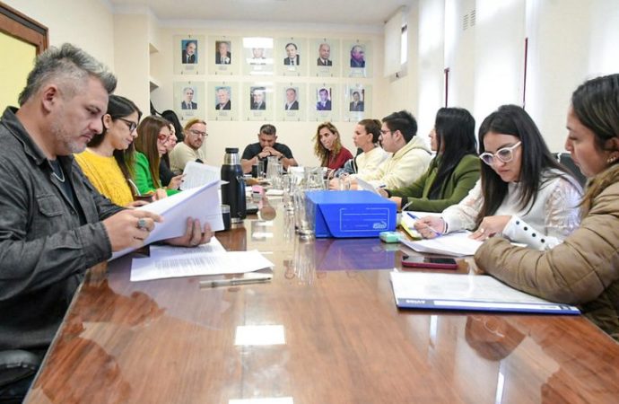 Visto bueno a iniciativas que proponen cambios en las normativas de habilitaciones comerciales y postes en la vía pública