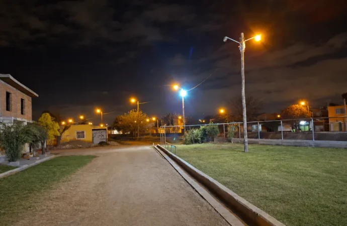 Más luz para el deporte: el municipio ilumina un predio deportivo en 26 de Marzo