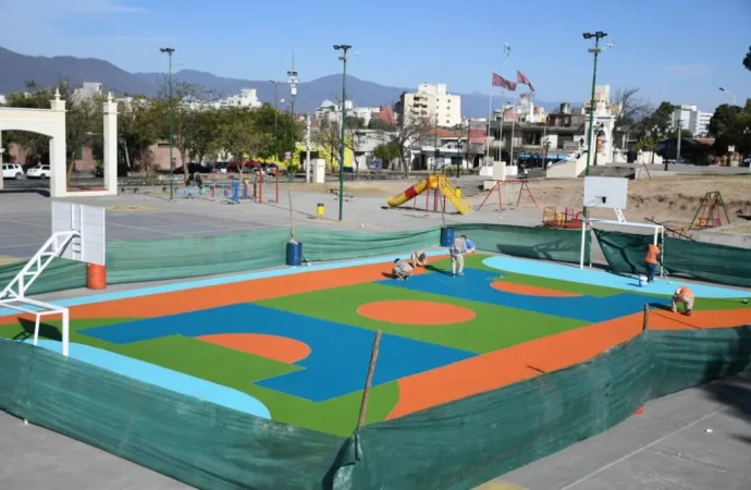 La plaza España ya empieza a lucir un entorno renovado